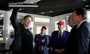 Ông Trump xem SpaceX phóng tàu vũ trụ với Elon Musk